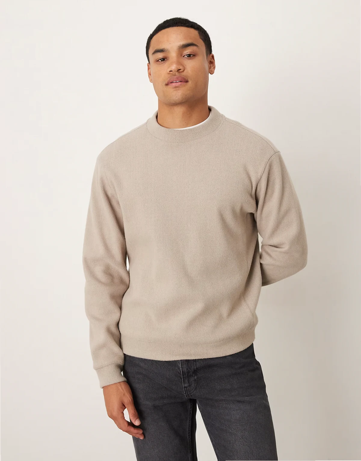 – Pullover aus kompaktem Strick in Hellbeige mit Stehkragen