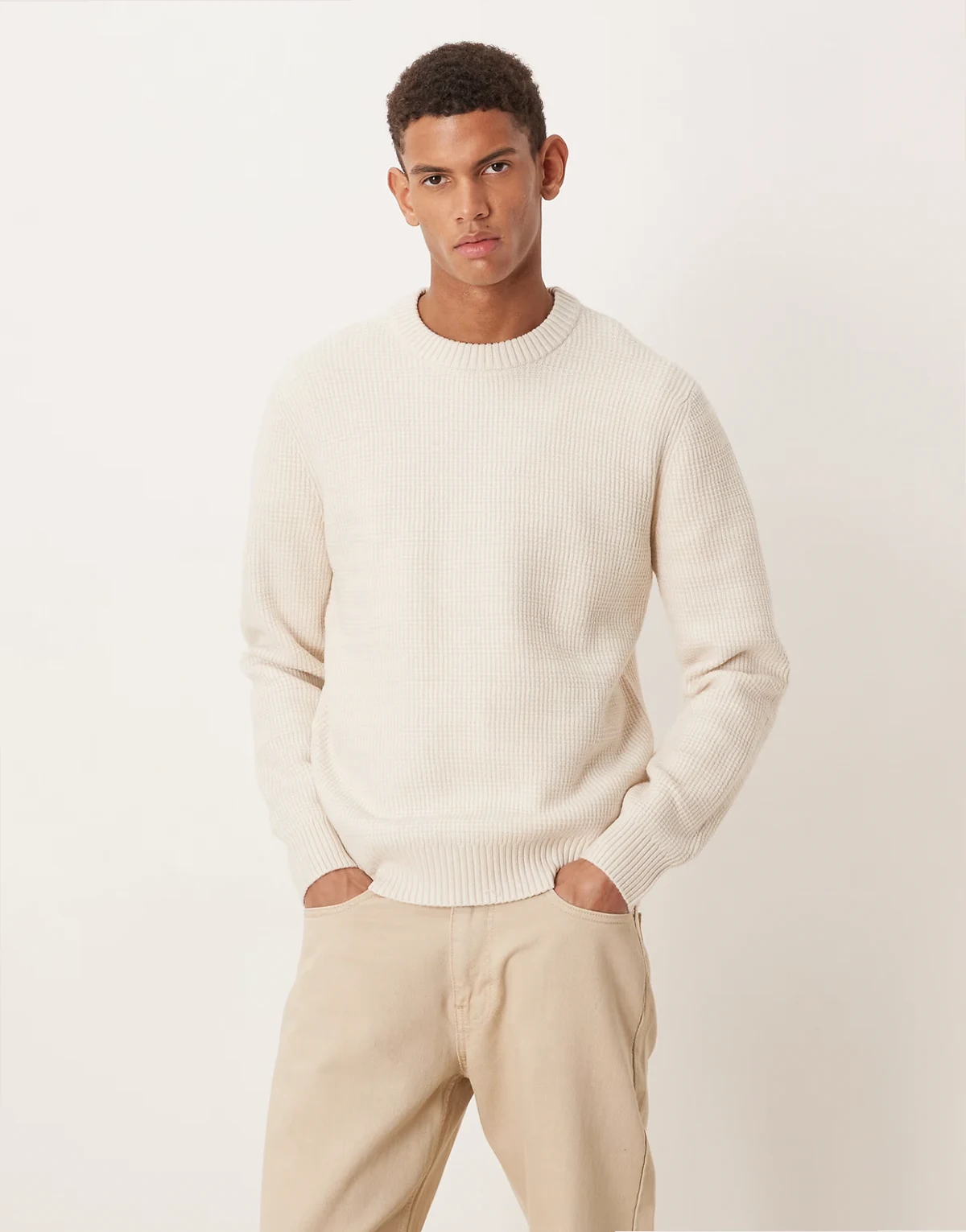 – Strukturierter Strickpullover in Creme mit grobem Besatz am Kragen