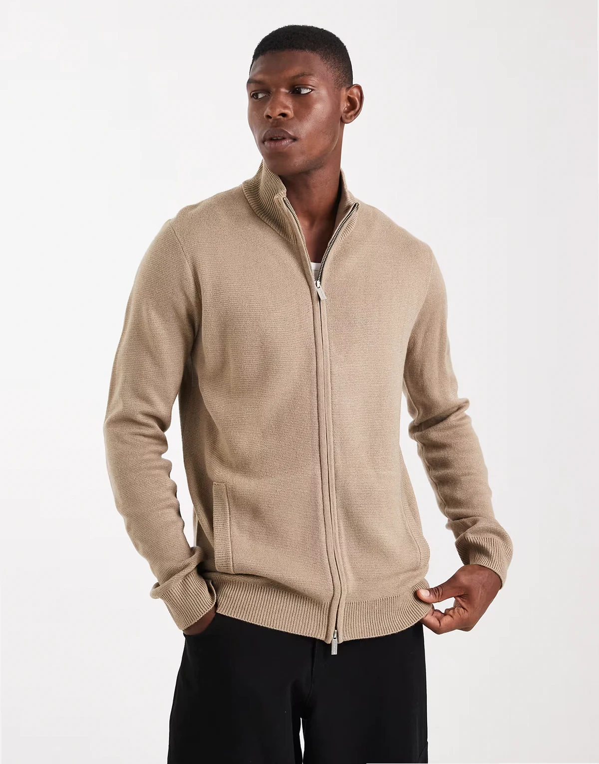 – Jasnobeżowy zapinany na zamek kardigan