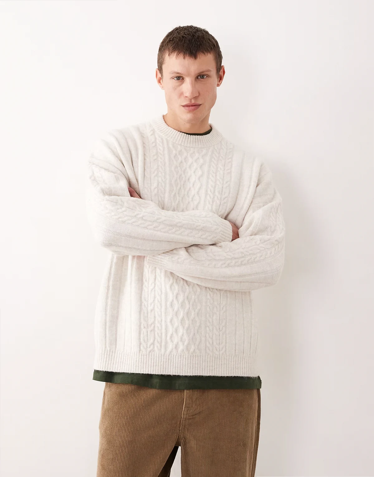 – Sweter oversize z okrągłym dekoltem z dzianiny o warkoczowym splocie w neutralnym kolorze