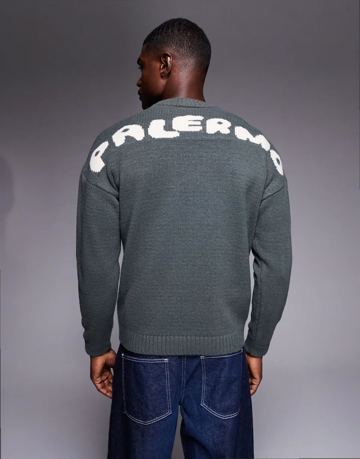 – Grafitowy dzianinowy sweter oversize z okrągłym dekoltem i napisem Palermo na plecach
