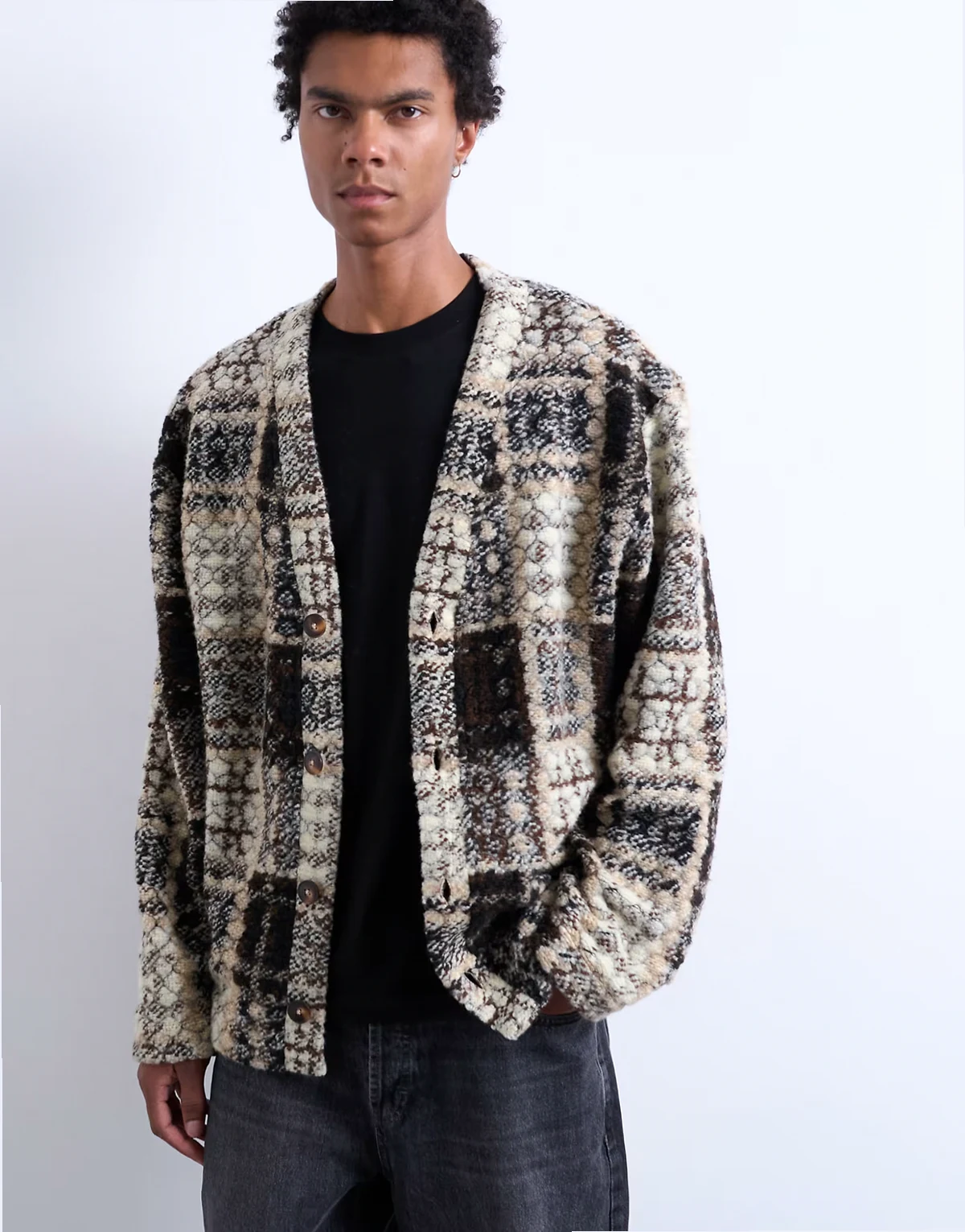 – Strickjacke aus Wollmix in Cremeweiß und Braun mit strukturiertem Rechteckmuster