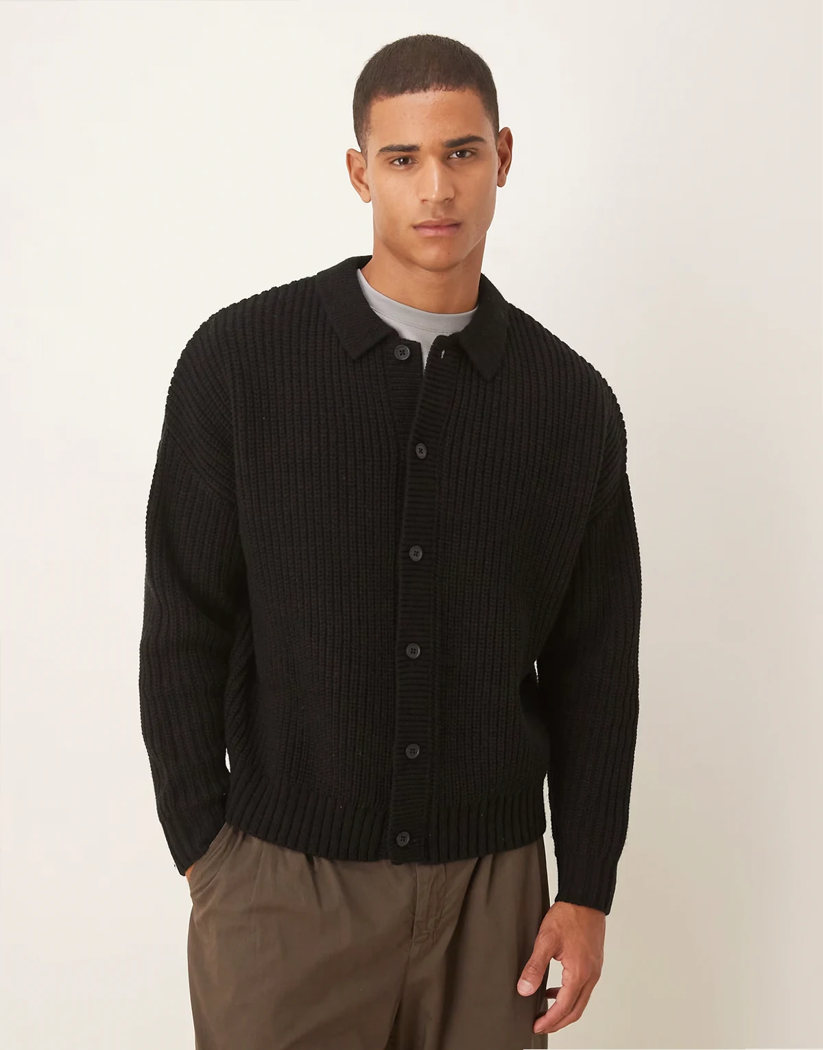 – Kastige Oversize-Strickjacke aus schwerem Wollmix in Schwarz