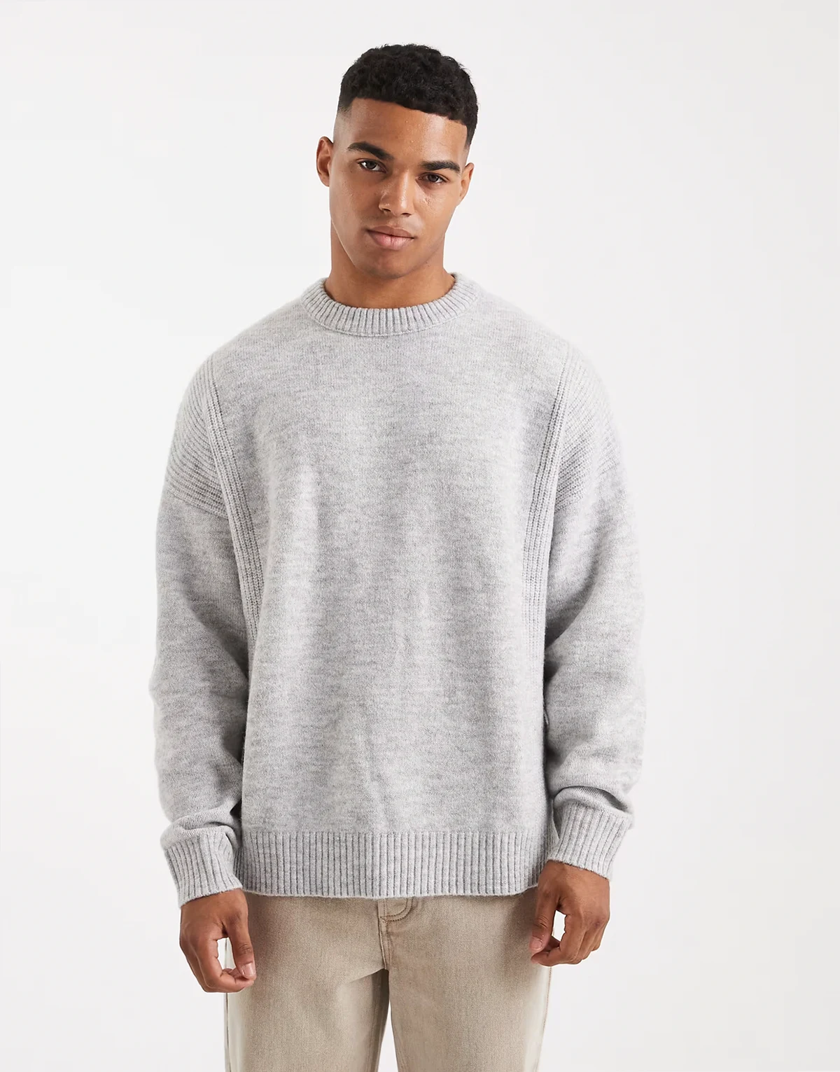 – Oversize-Strickpullover in Grau mit geripptem Einsatz