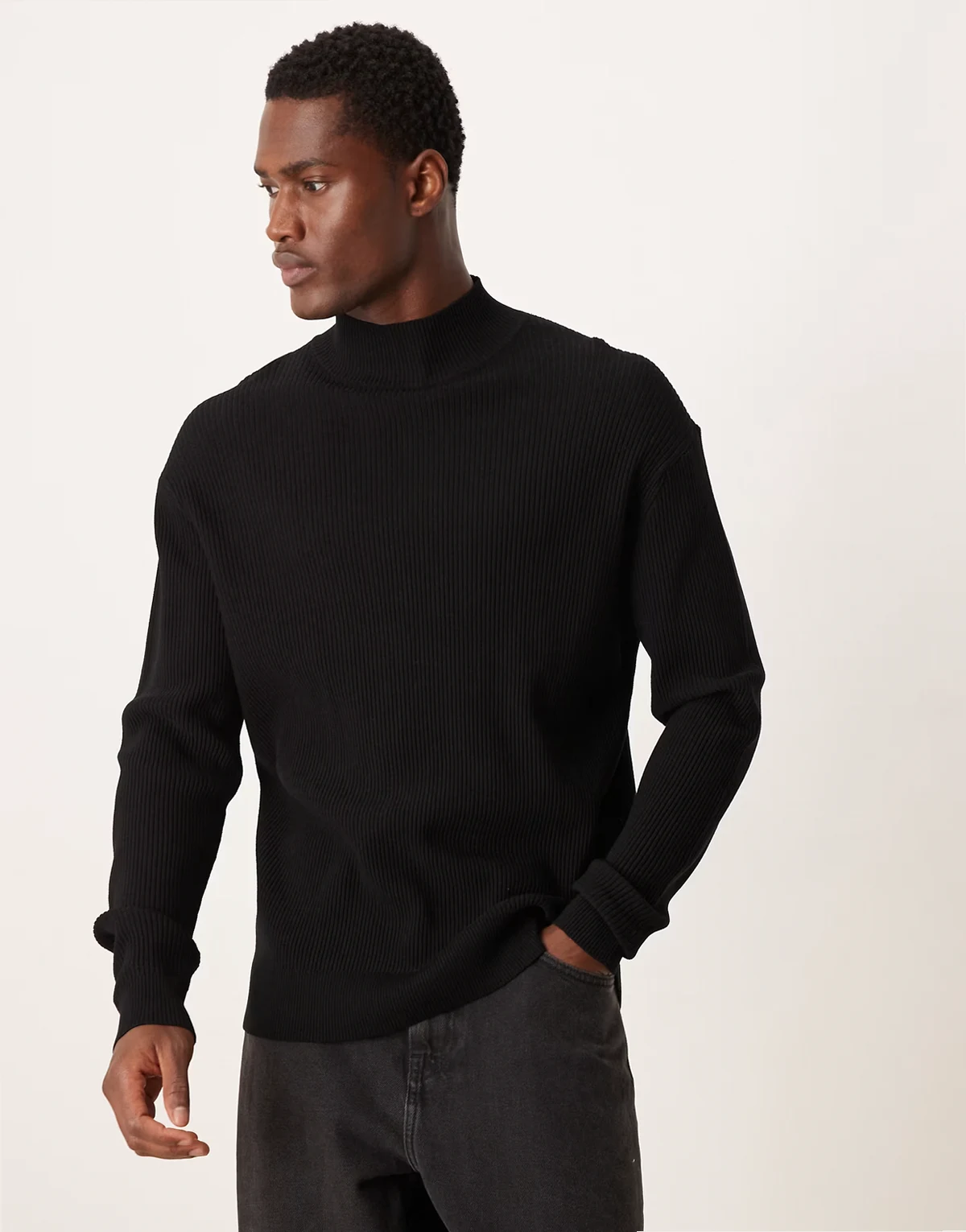 – Klassischer gerippter Pullover in Schwarz mit hohem Ausschnitt