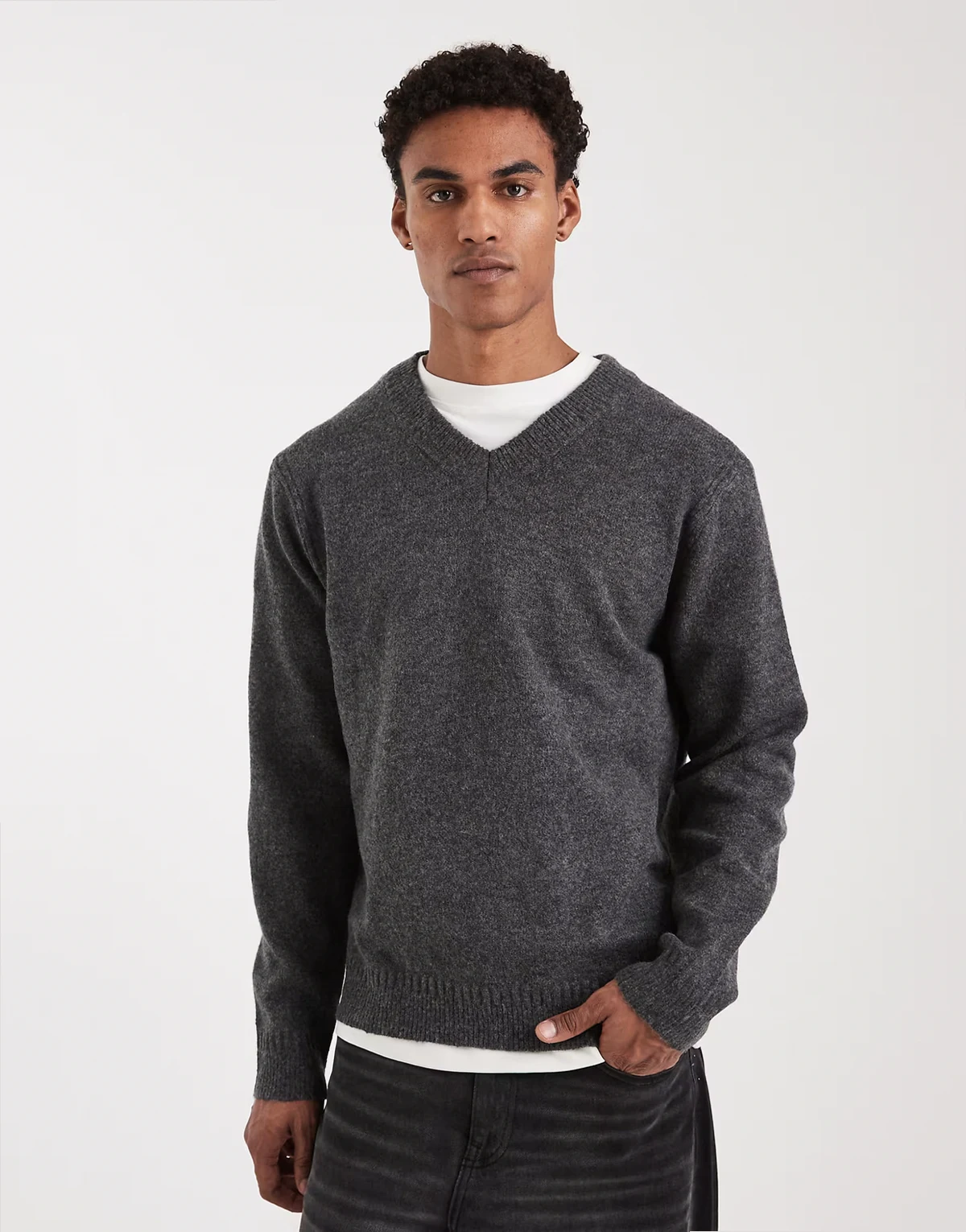 – Angerauter Strickpullover in Dunkelgrau mit V-Ausschnitt