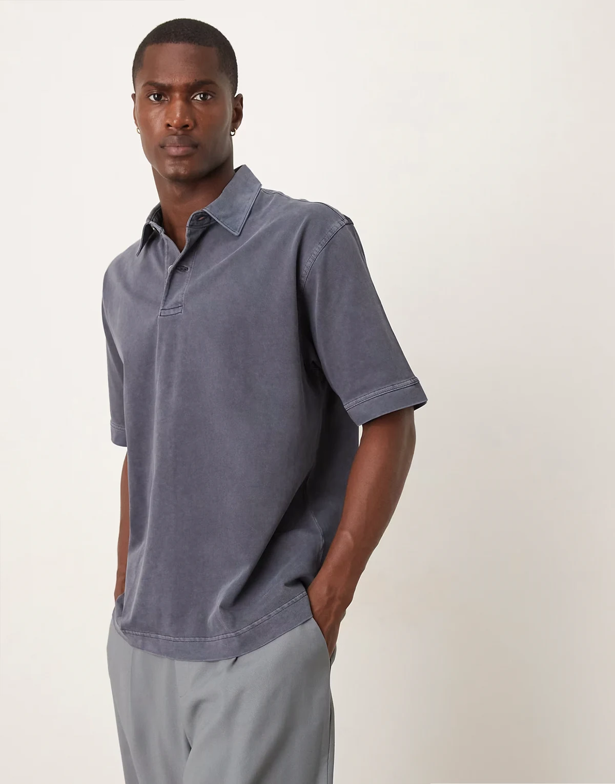 – Kurzärmliges Polohemd aus schwerem Jersey in Dunkelblau