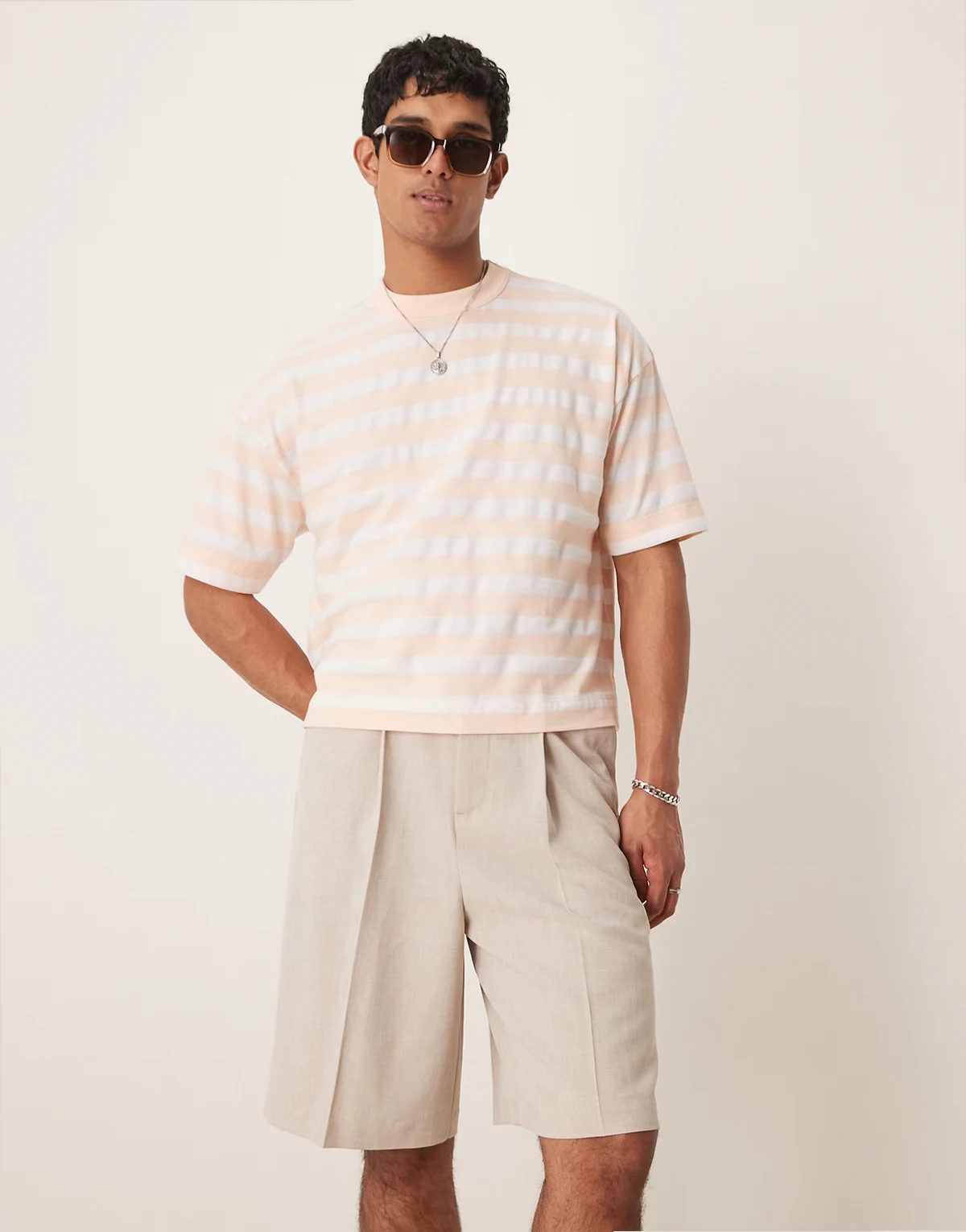 – Elegante Bermudashorts in Steinbeige mit feiner Struktur