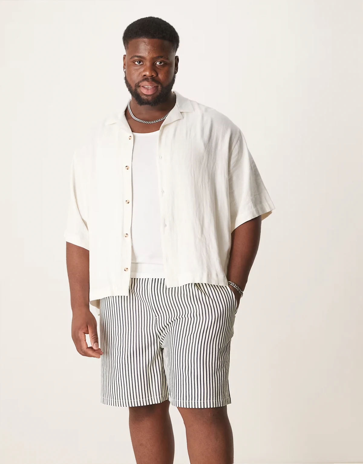 – Gestreifte Shorts in Ecru und Marineblau mit weitem, kürzerem Schnitt