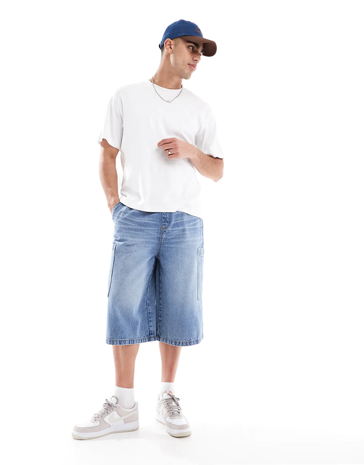 – Länger geschnittene Jeans-Jorts in mittelblauer Waschung mit Cargotaschen