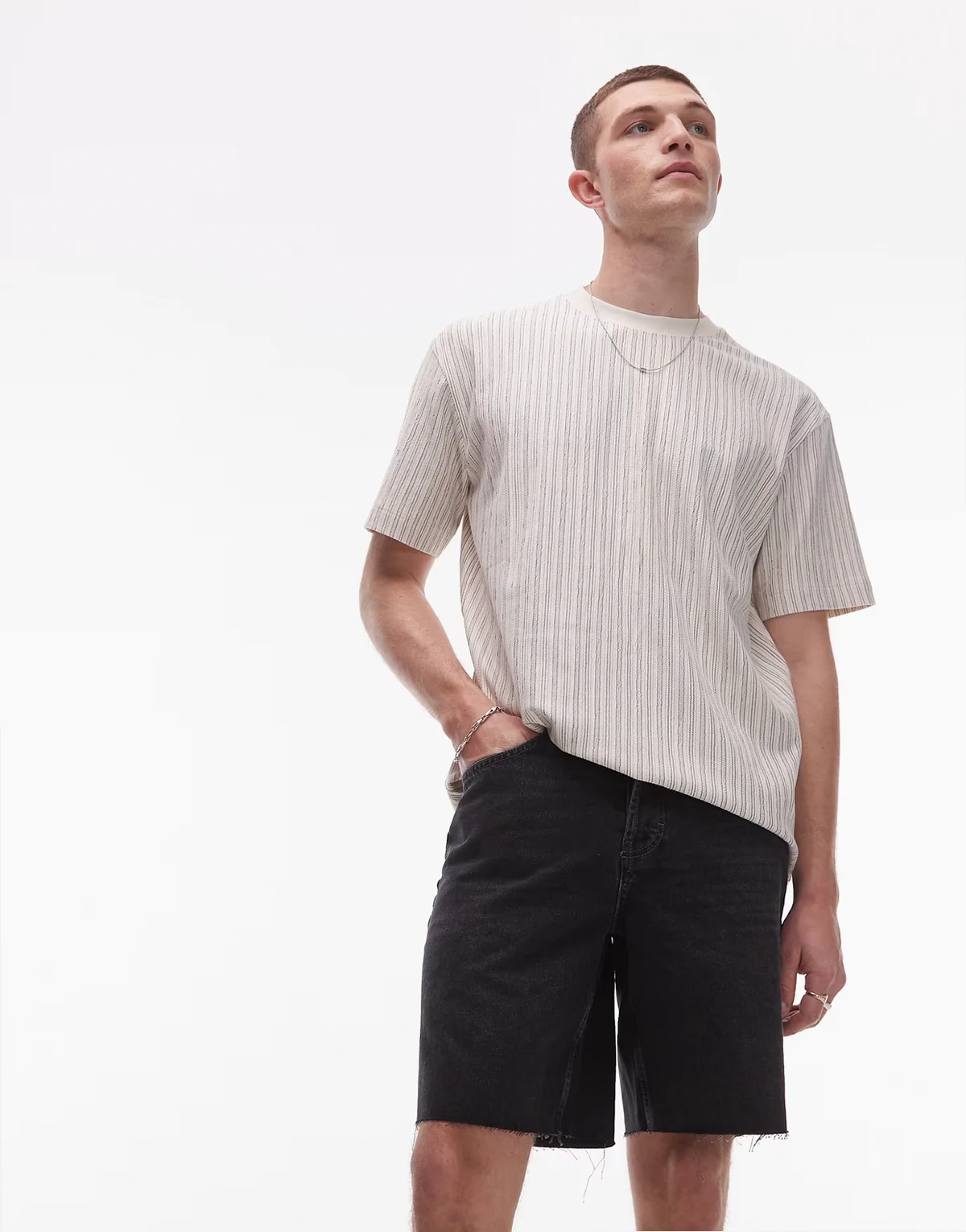 – Gerade geschnittene Jeans-Shorts in verwaschenem Schwarz mit offenem Saum