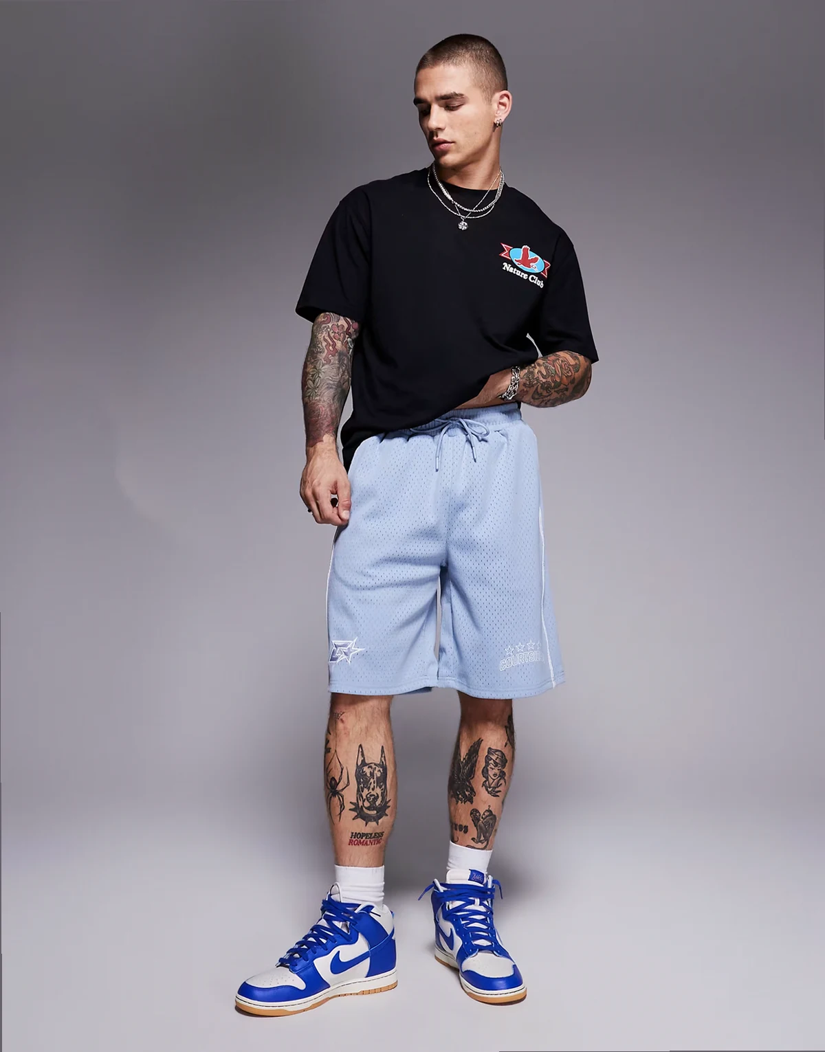 – Niebieskie szorty o luźnym kroju z logo w sportowym stylu