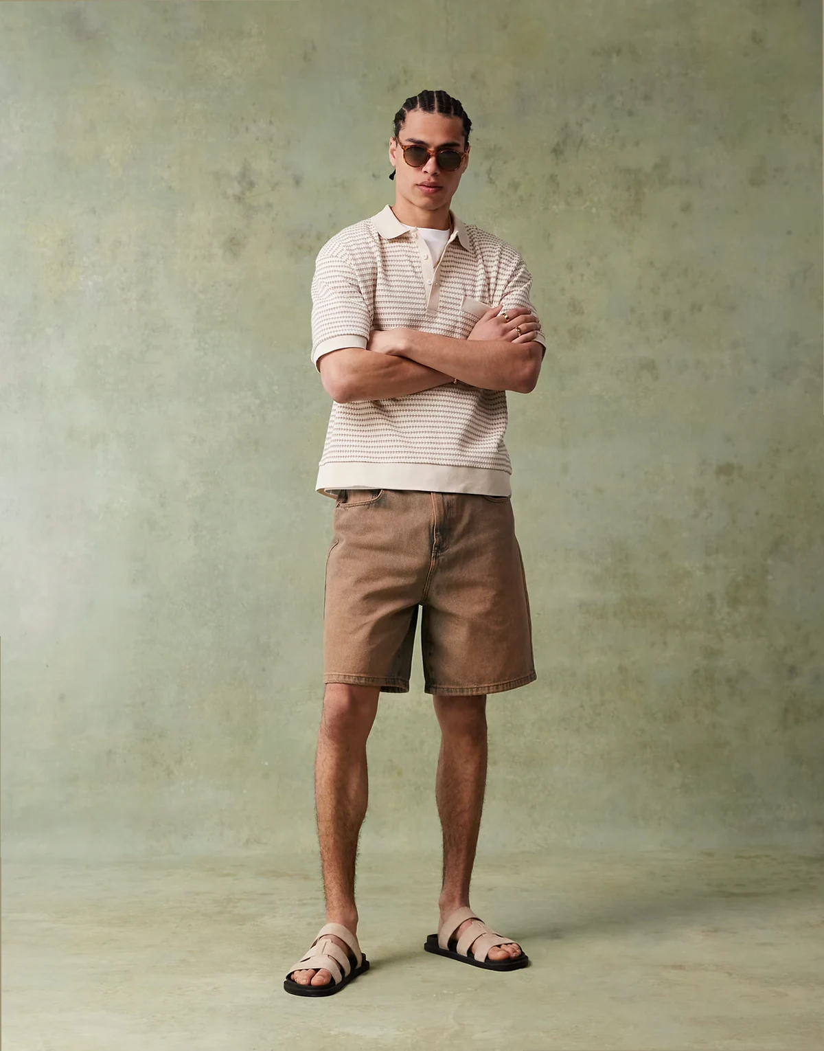 – Jeans-Jorts in normaler Länge mit braunem Farbstich