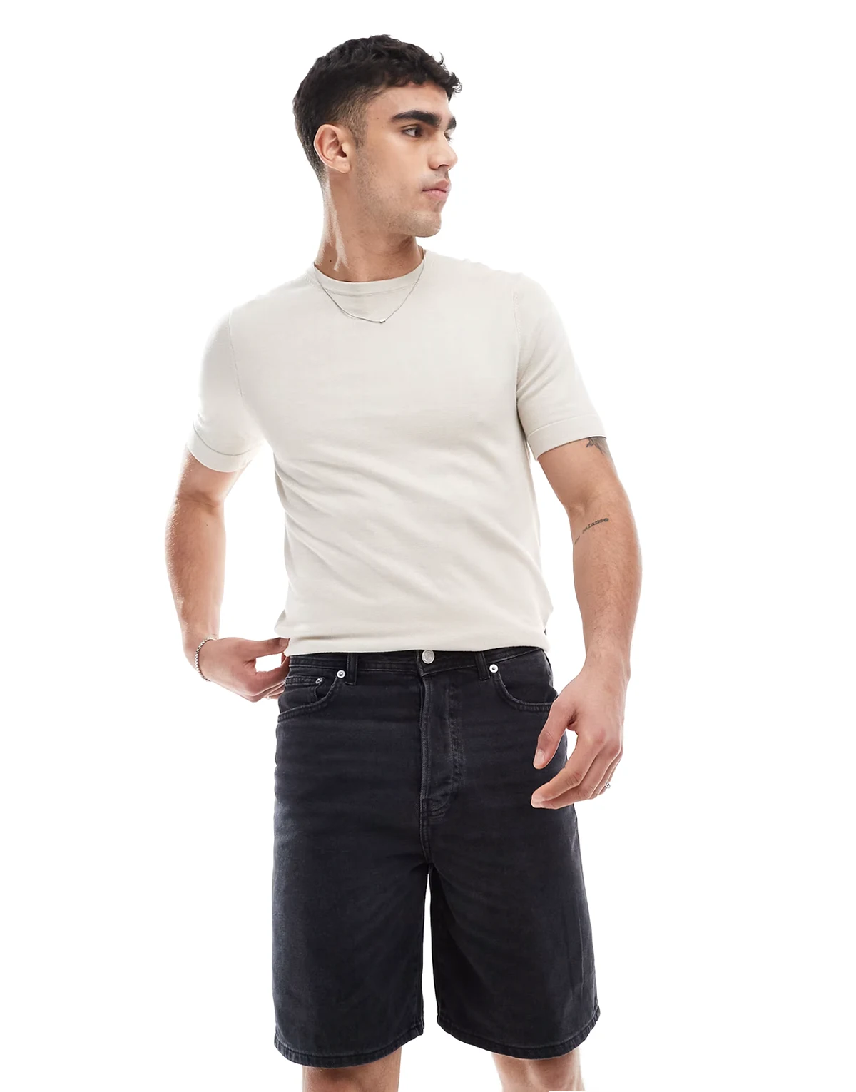 – Locker geschnittene Jeans-Shorts in verwaschenem Schwarz