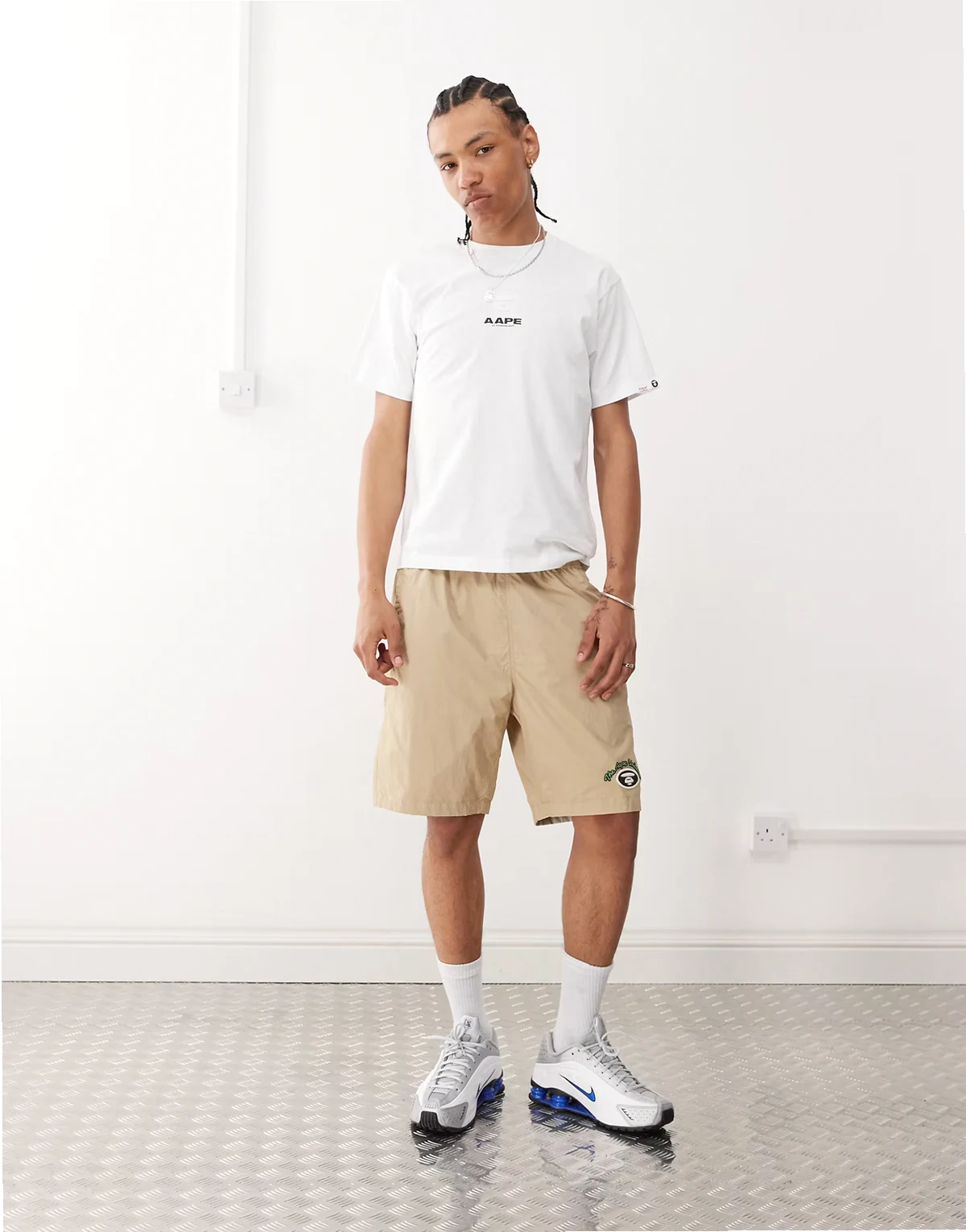 Aape by A Bathing Ape – Gewebte Shorts in Beige mit Logo