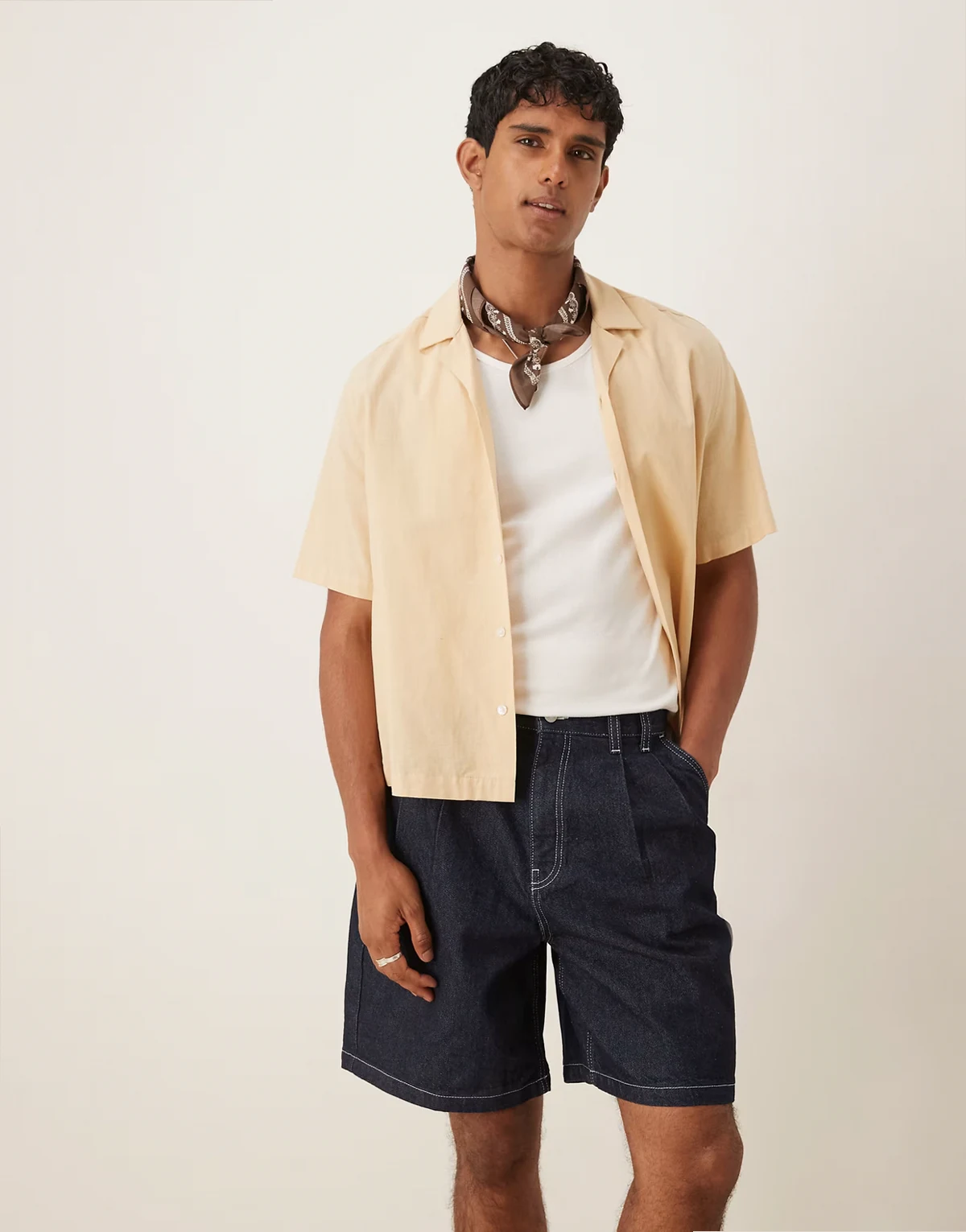 – Mittellange Jeans-Jorts in Raw-Waschung mit Doppelfalten