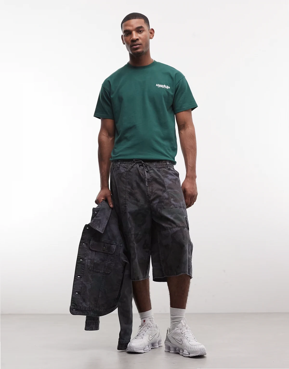 – Weite Cargo-Shorts in Marineblau mit Military-Muster, Kombiteil