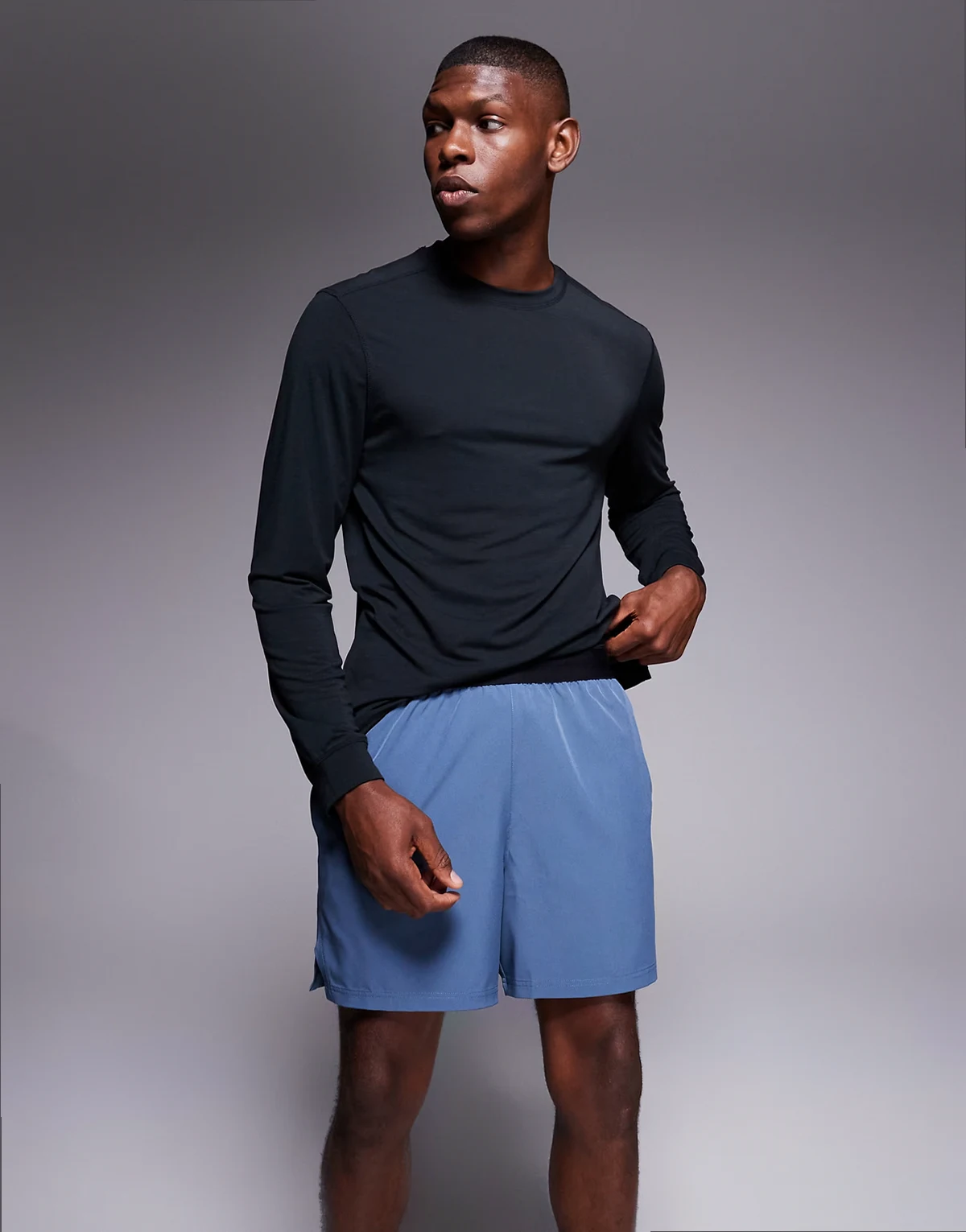 – Laufshorts in Kalkblau mit Elastikbund und Handytasche mit Reißverschluss, 13 cm Schrittlänge