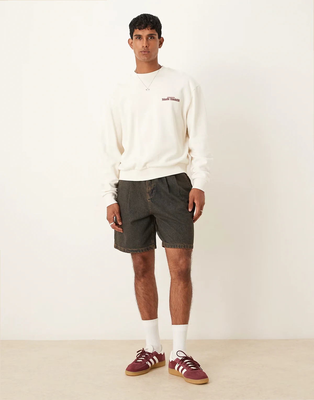 – Mittellange Jeans-Jorts in Braun mit doppelten Bundfalten