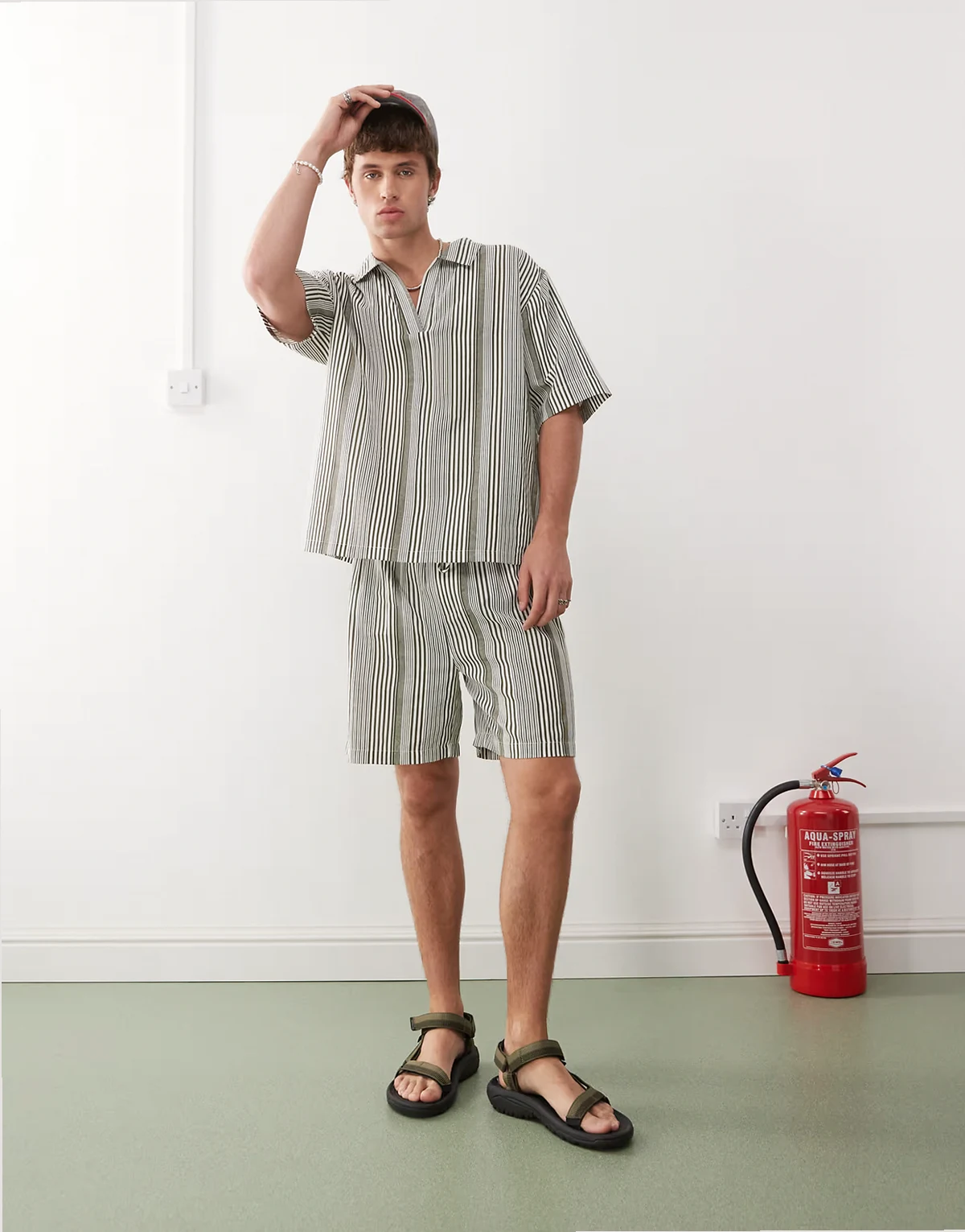 – Gestreifte Shorts aus Webstoff in Creme mit Strukturmuster