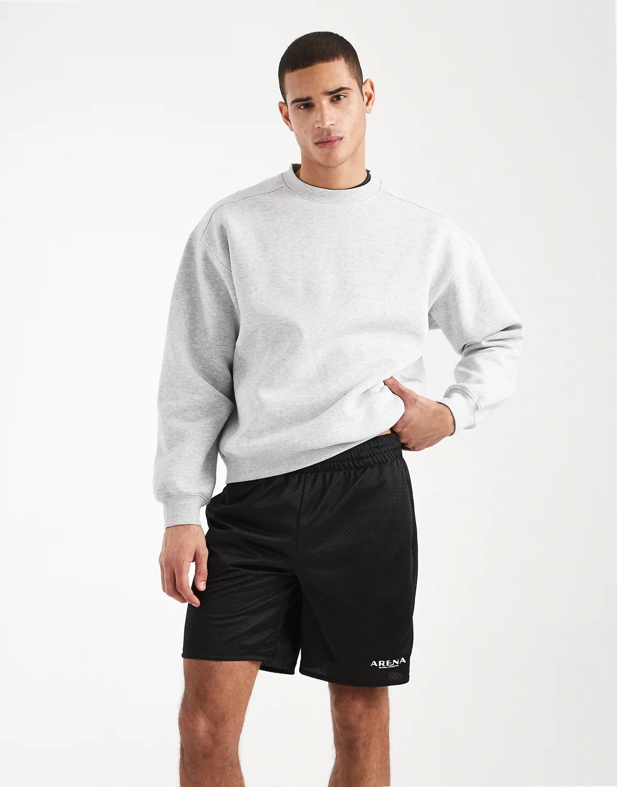 – Lässig geschnittene Basketball-Shorts aus Mesh in Schwarz