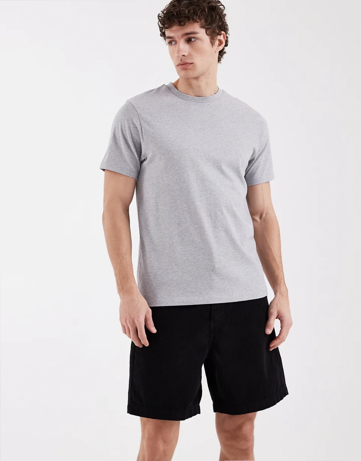 – Mittellange Cord-Shorts in Schwarz