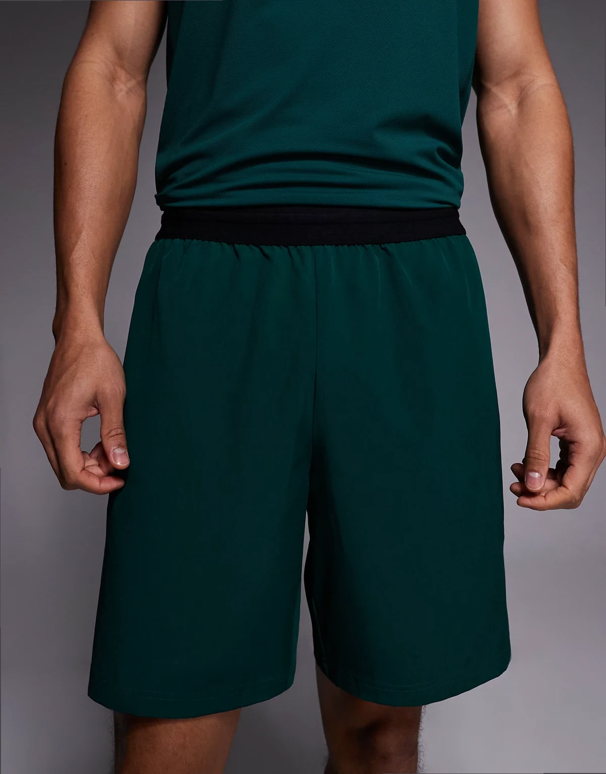 – Trainingshorts aus Webstoff in Flaschengrün mit Elastikbund und Reißverschlusstaschen, 18 cm Schrittlänge