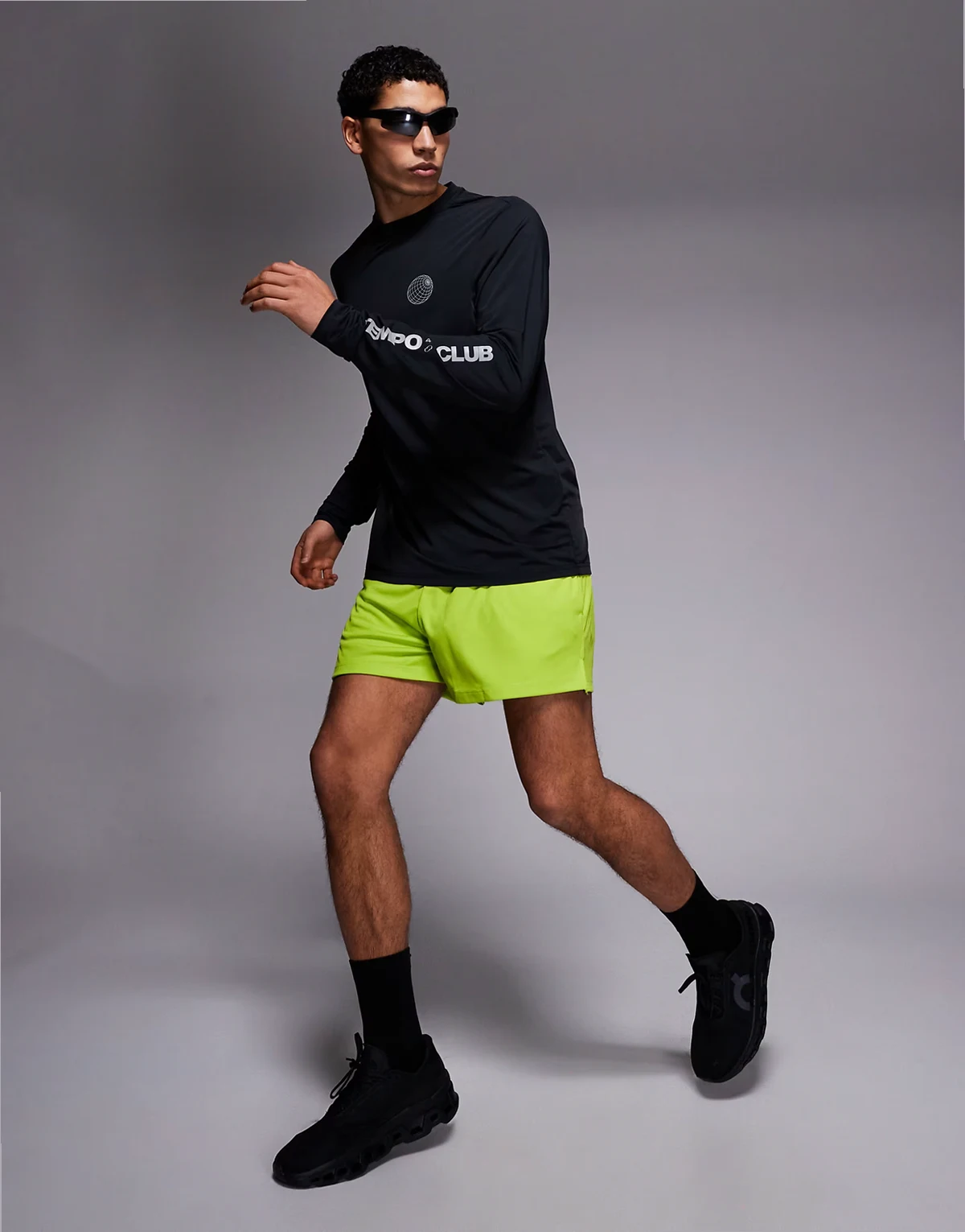 – Laufshorts aus schnelltrocknendem Netzstoff in Acid-Grün mit Reißverschlusstaschen, 8 cm Schrittlänge