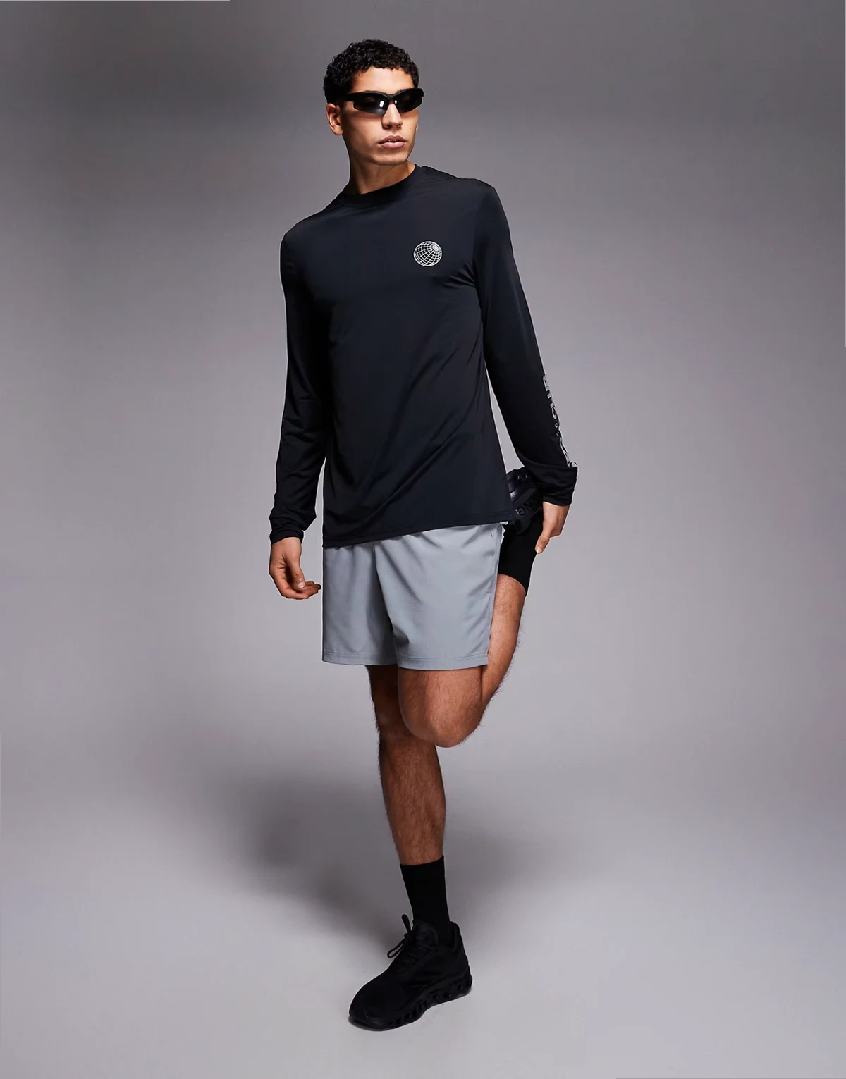 – Laufshorts in kühlem Grau mit elastischem Bund und Handytasche mit Reißverschluss, 13 cm Schrittlänge