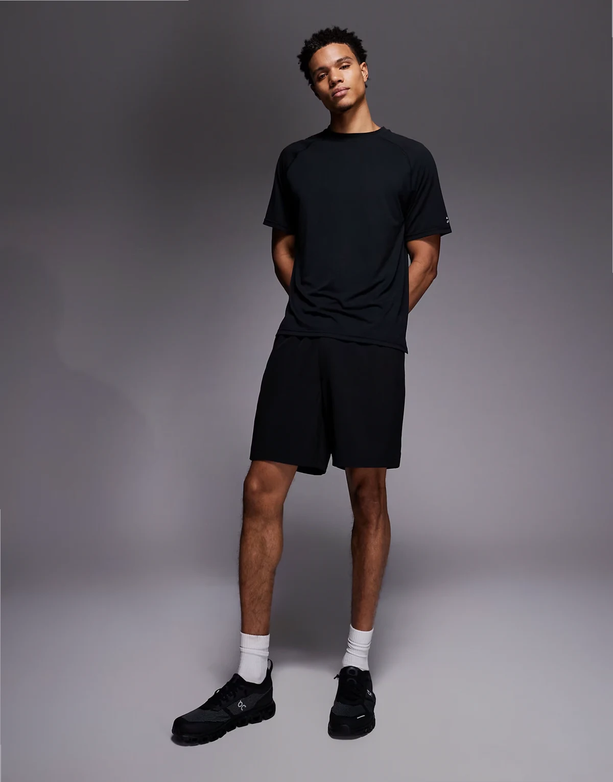 – Trainingshorts aus Webstoff in Schwarz mit Elastikbund und Reißverschlusstaschen, 18 cm Schrittlänge