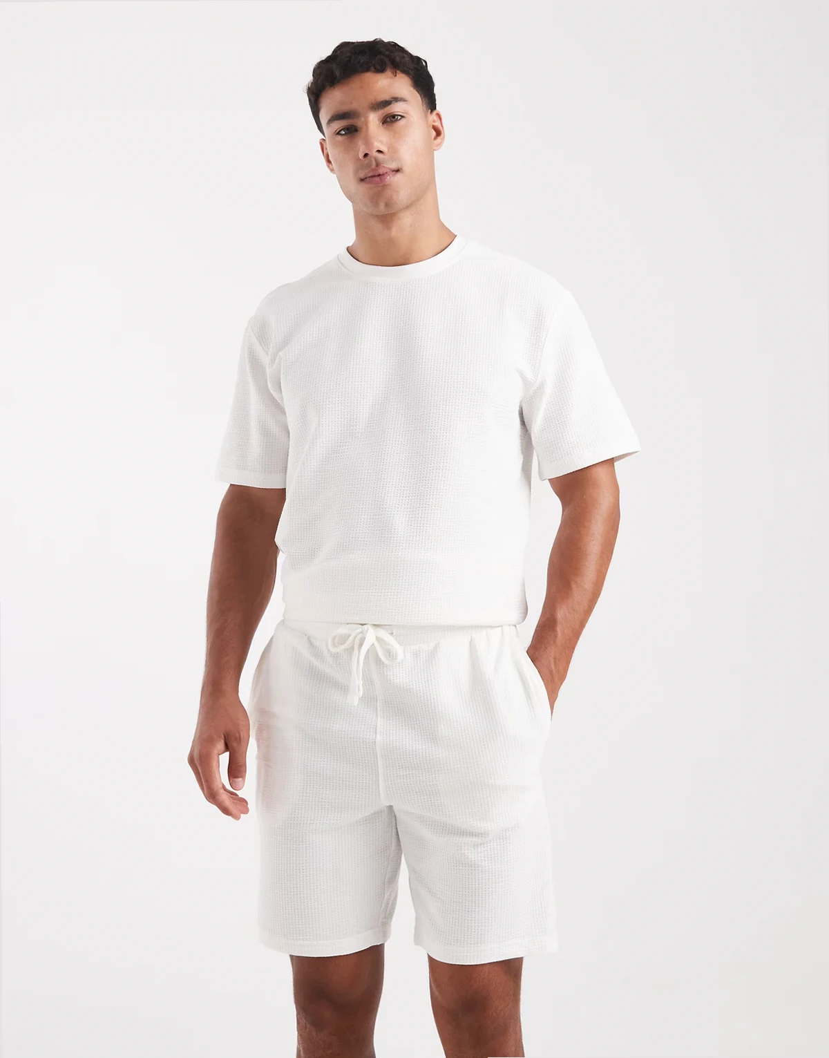 – Shorts in Weiß mit Waffelstruktur, Kombiteil