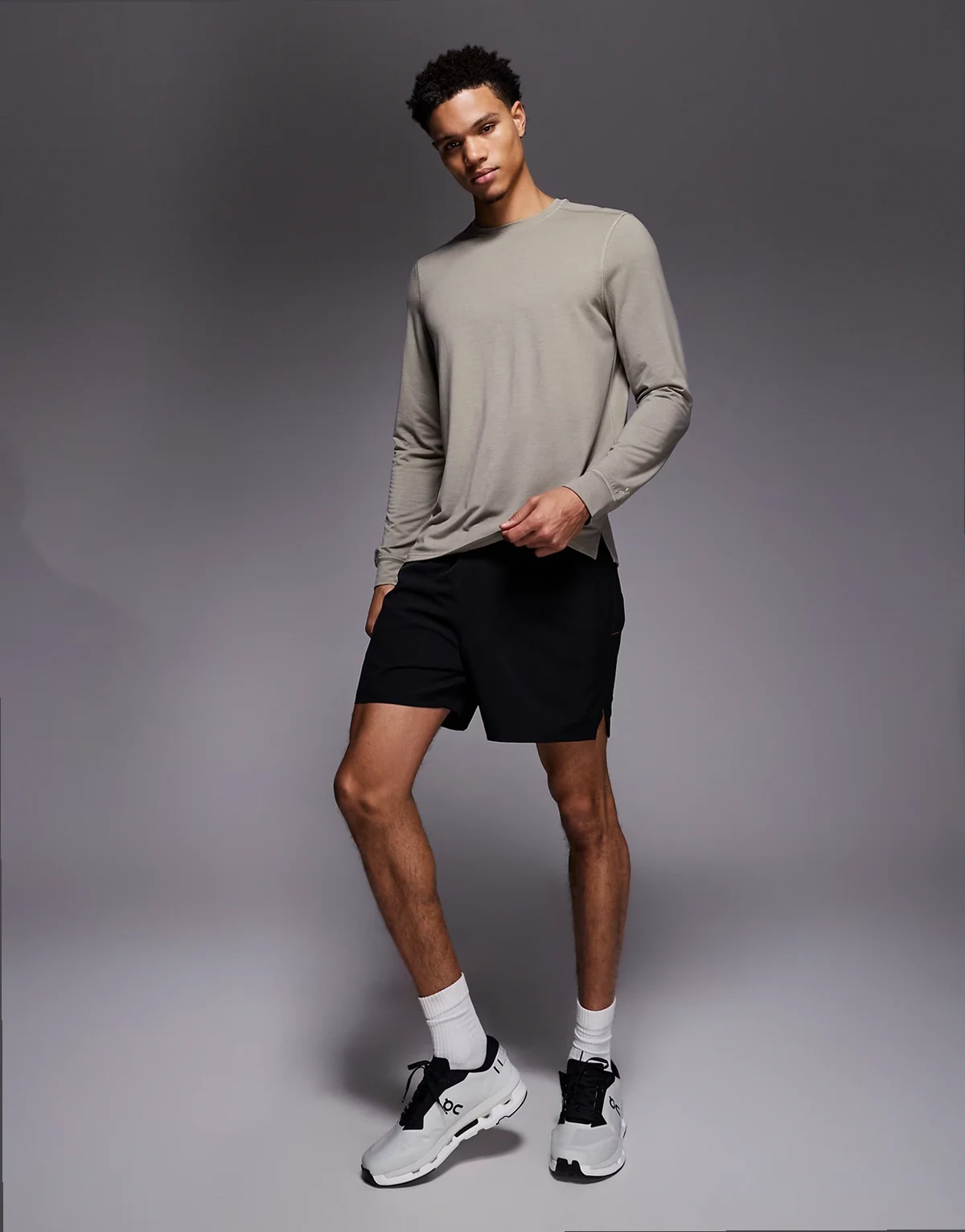 – Laufshorts in Schwarz mit elastischem Bund und Handytasche mit Reißverschluss, 13 cm Schrittlänge