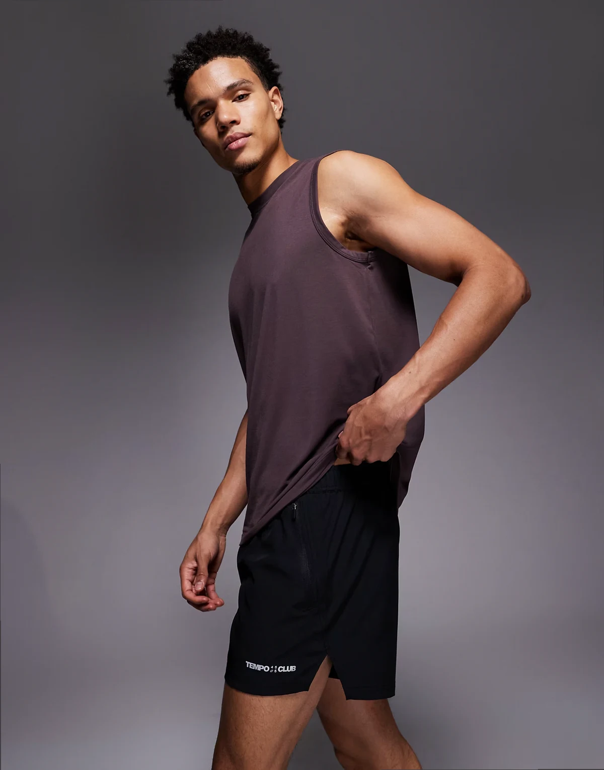 – Czarne szybkoschnące szorty do biegania o długości 8 cm z kieszeniami zapinanymi na zamek i odblaskową grafiką