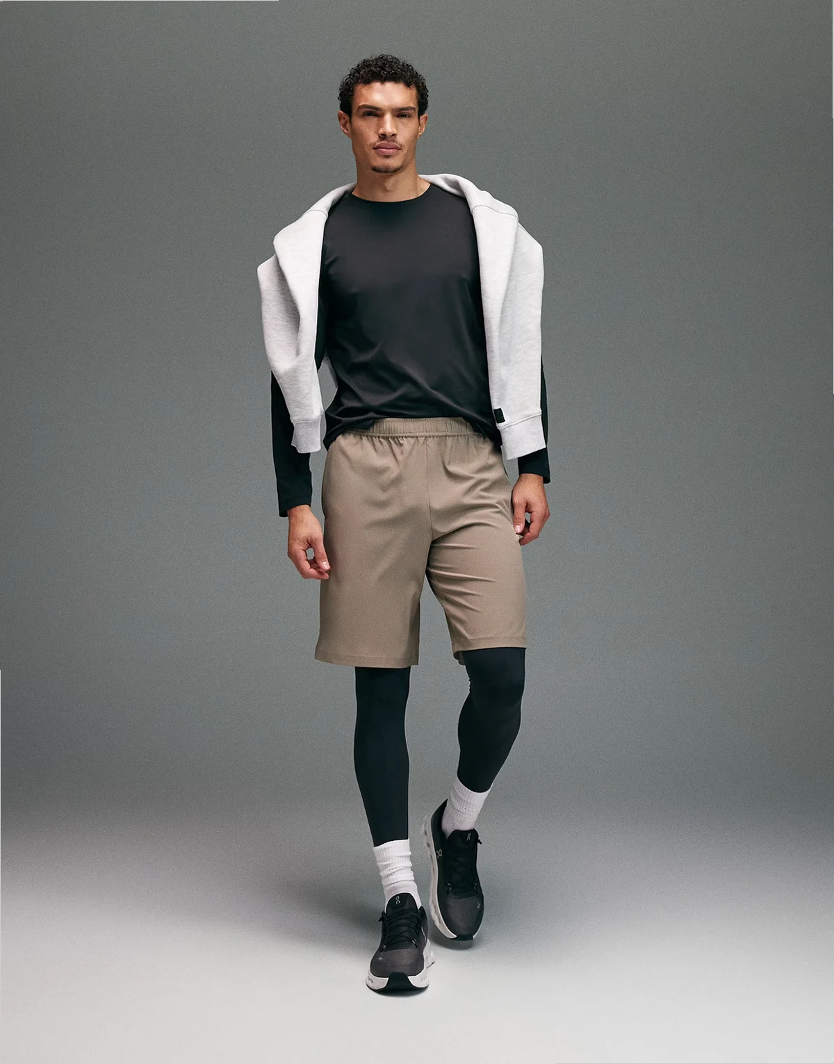 – Schnelltrocknende, locker geschnittene Trainingsshorts in Sandstein mit Reißverschlusstaschen, 25 cm Schrittlänge