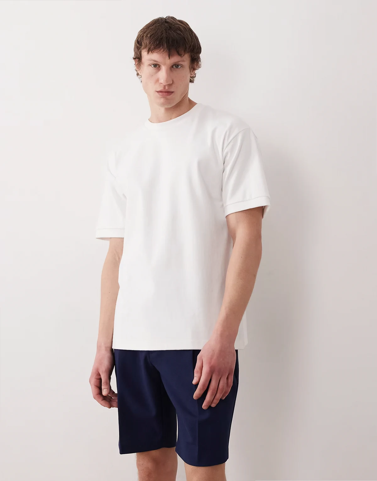 – Elegante Slim-Fit-Shorts in Marineblau mit Bundfalten und feiner Struktur