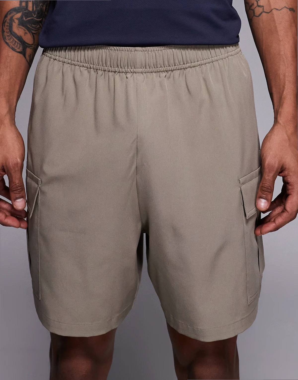– Icon – Schnelltrocknende Cargo-Sportshorts in Sandstein-Grau mit Reißverschlusstaschen, 18 cm Schrittlänge