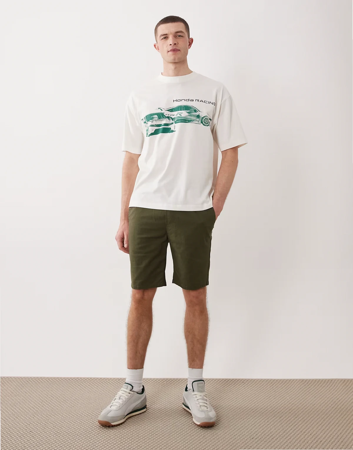 – Oliwkowozielone szorty o dużej zawartości bawełny, część zestawu