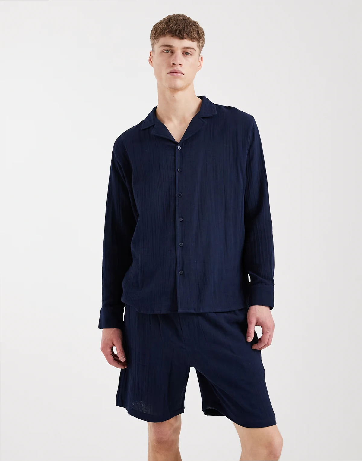 – Granatowe szorty plażowe o waflowej fakturze, część zestawu