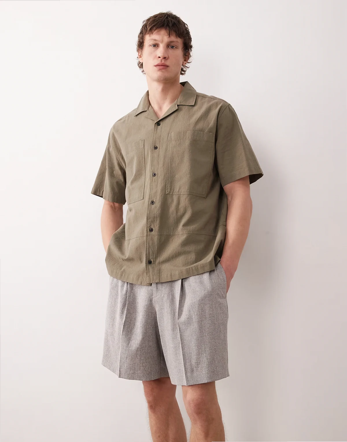 – Brązowe, eleganckie, szerokie szorty o fakturze lnu, z zakładkami