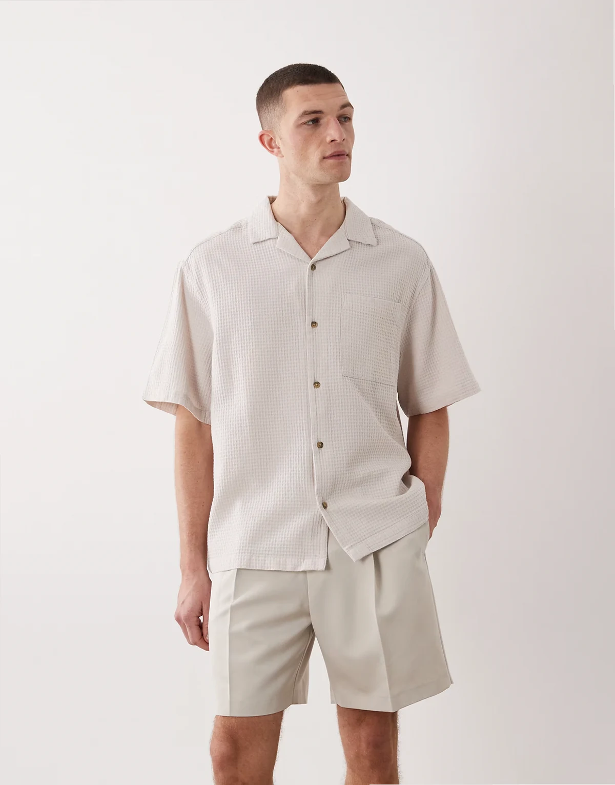 – Elegante, weite Shorts in Ecru mit Bundfalten