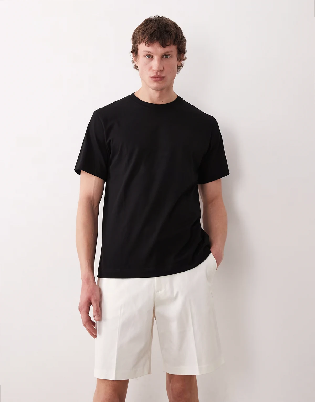 – Białe eleganckie szorty chinosy o regularnym kroju z mieszanki bawełny