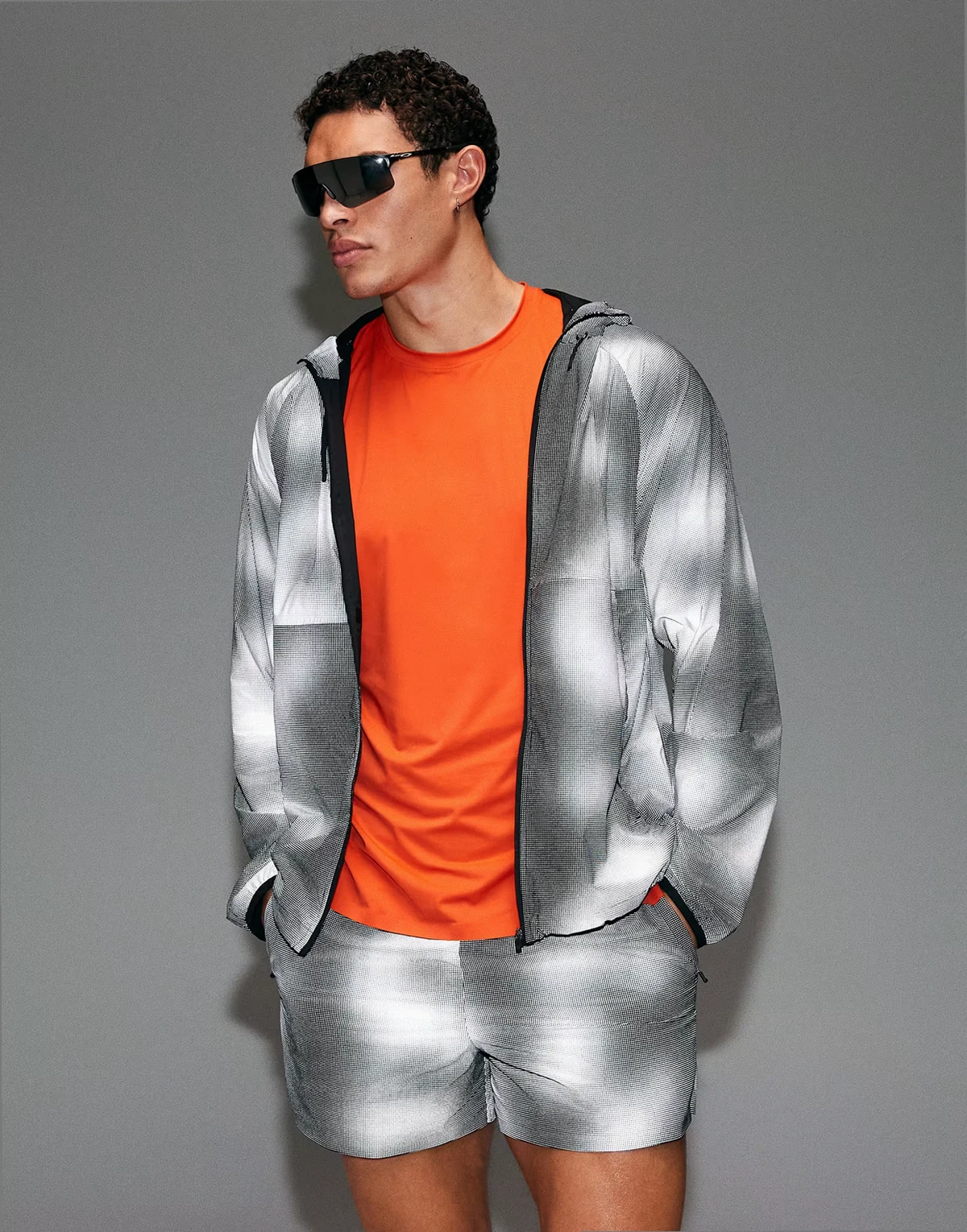 – Szorty do biegania premium z tkaniny o długości 8 cm z kieszeniami zapinanymi na zamek, klejonym brzegiem i odblaskowym nadrukiem cyfrowym