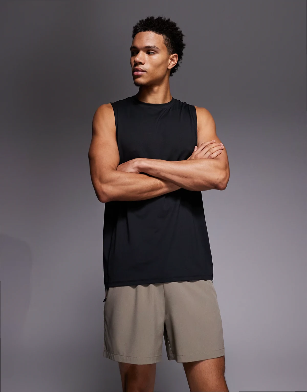 – Icon – Sportshorts aus schnell trocknendem Material in Sandstein mit Reißverschluss-Taschen, 18 cm Schrittlänge