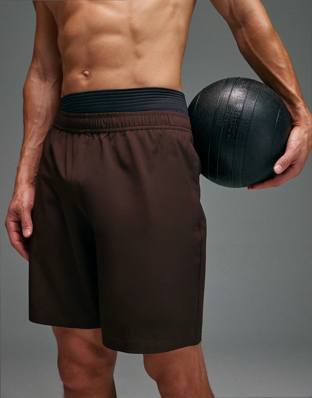 – Icon – Schnelltrocknende Trainingsshorts in Braun mit Reißverschlusstaschen, 13 cm Schrittlänge