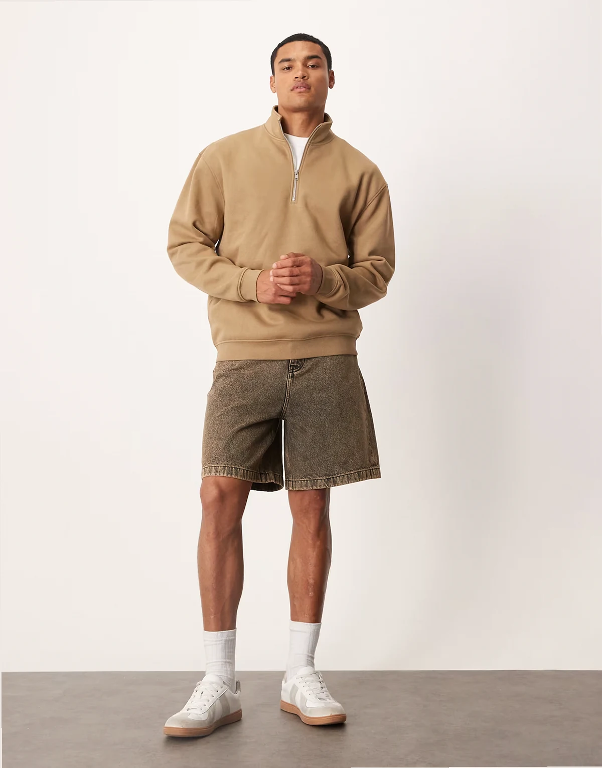 – Mittellange Jeans-Jorts mit Waschung in Braun