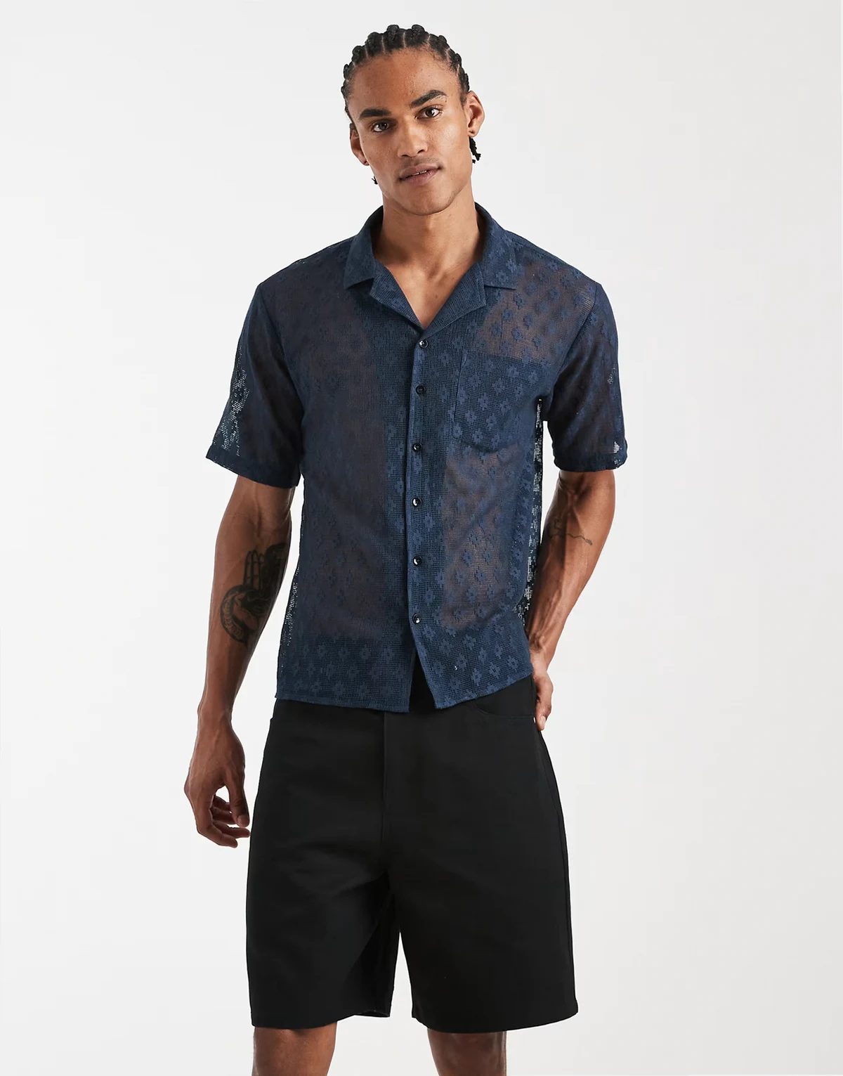 – Czarne, średniej długości szorty jeansowe