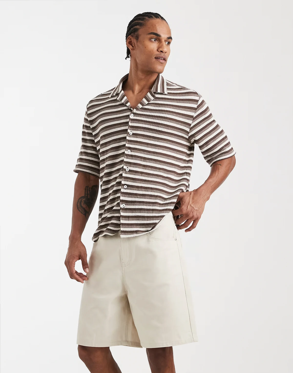 – Szarobeżowe szorty jeansowe średniej długości