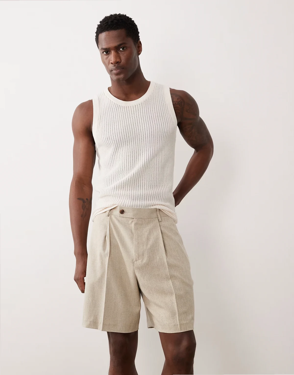 – Kamiennobeżowe eleganckie szerokie szorty o fakturze lnu z zakładkami