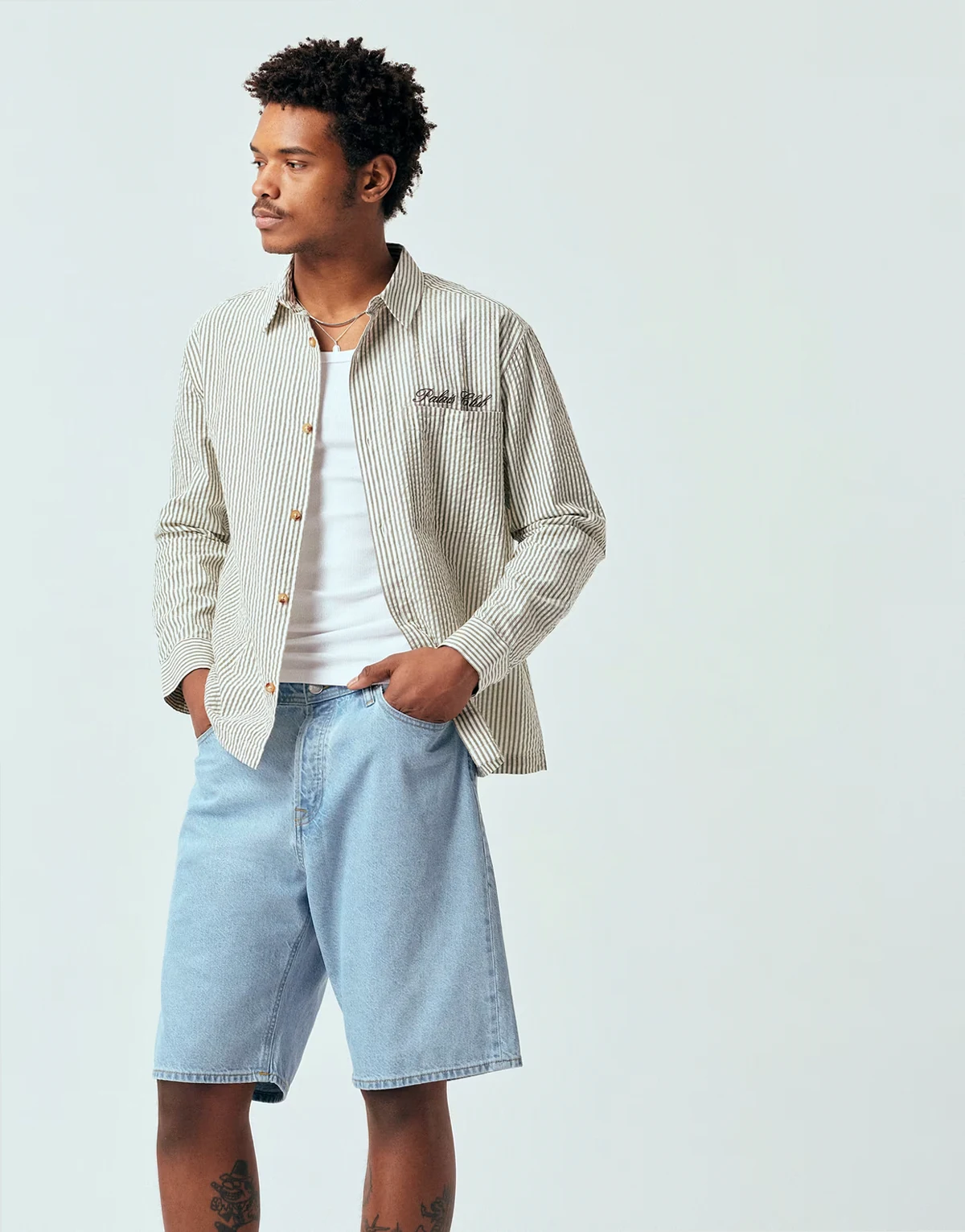 – Niebieskie luźne szorty jeansowe