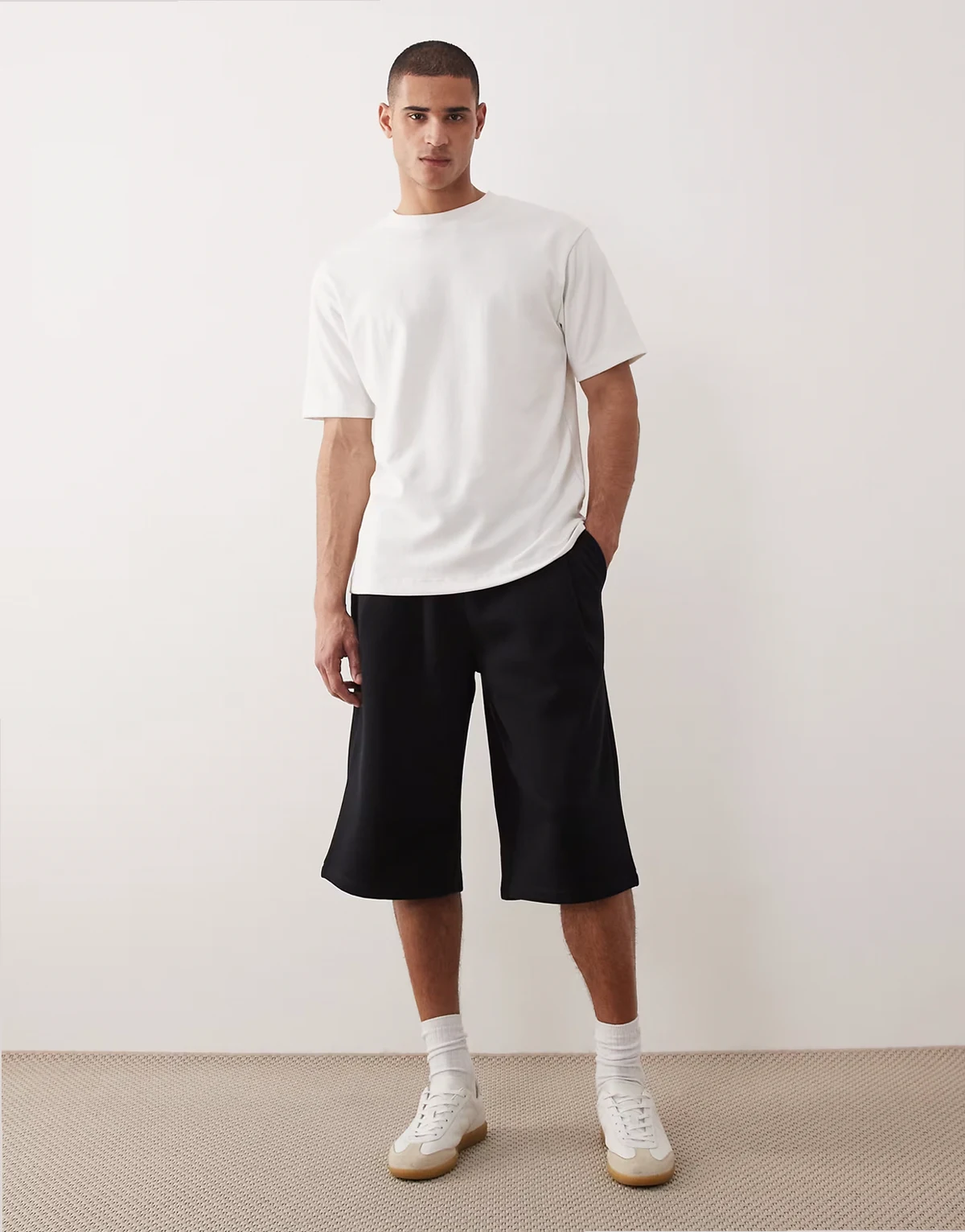 – Longline-Oversize-Shorts in Schwarz mit Bundfalten